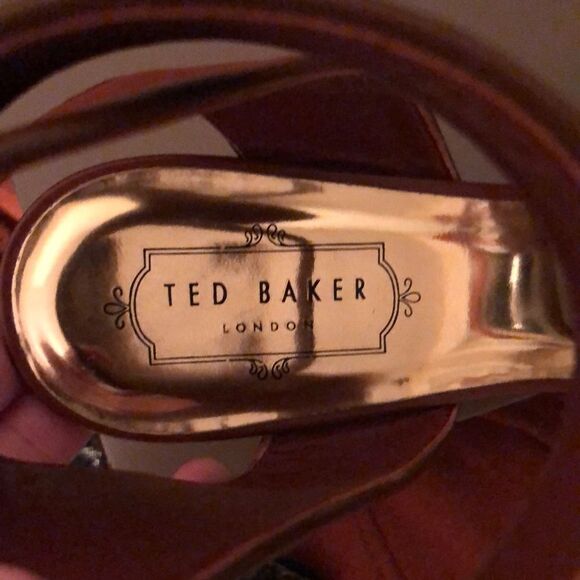 Ted Baker 39 Lernox Camel Brown Trim Stacked Wedge Sandals Gold Tone Hardware - Picture 14 of 15